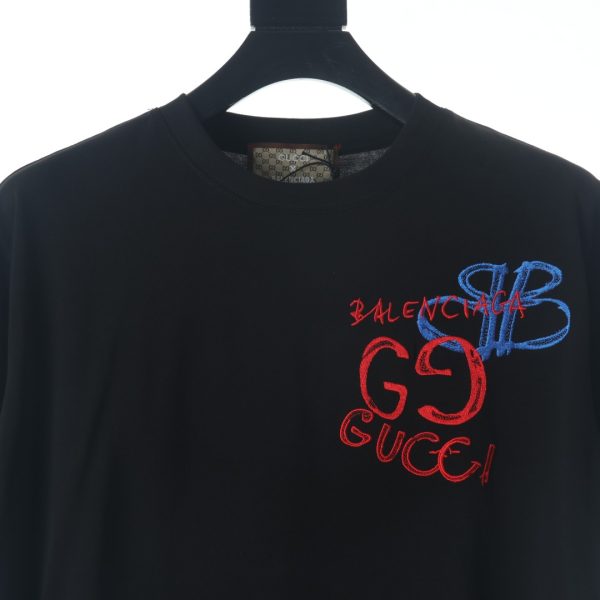 Gucci & Balenciaga joint blue and red embroidered letters short-sleeved T-shirt black - Image 3