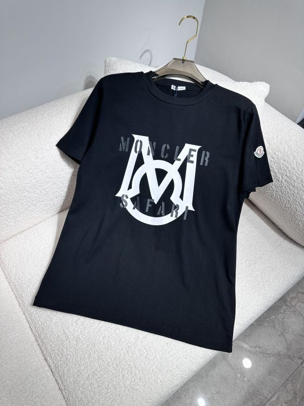 Moncler Mengkou Men and women with the same style couples spring and summer latest counters with the same style, trendy brand logo casual short-sleeved T-shirt