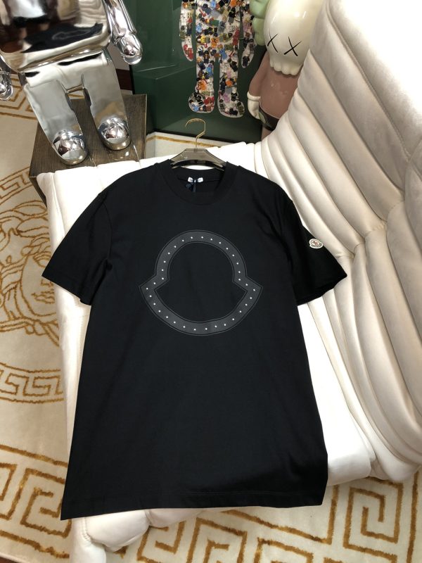 Moncler Mengkou Men and women with the same style couples spring and summer latest counters with the same style, trendy brand logo casual short-sleeved T-shirt