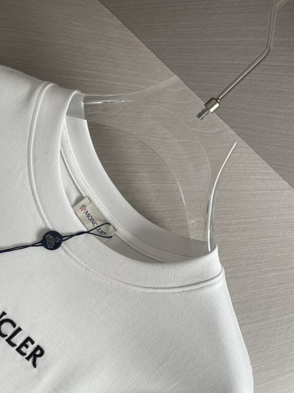 MONCLER Mengkou 2023 spring and summer new logo logo design couple short-sleeved T-shirts! Counter synchronization - Image 5
