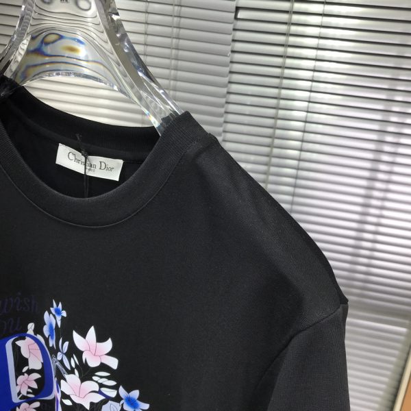 Dior2023 spring and summer men and women of the same style ?round neck short-sleeved T-shirt, Italian original order channel, very personalized and high-end style, logo pattern embossed craft design! Couple style cotton short-sleeved T-shirt - Image 4