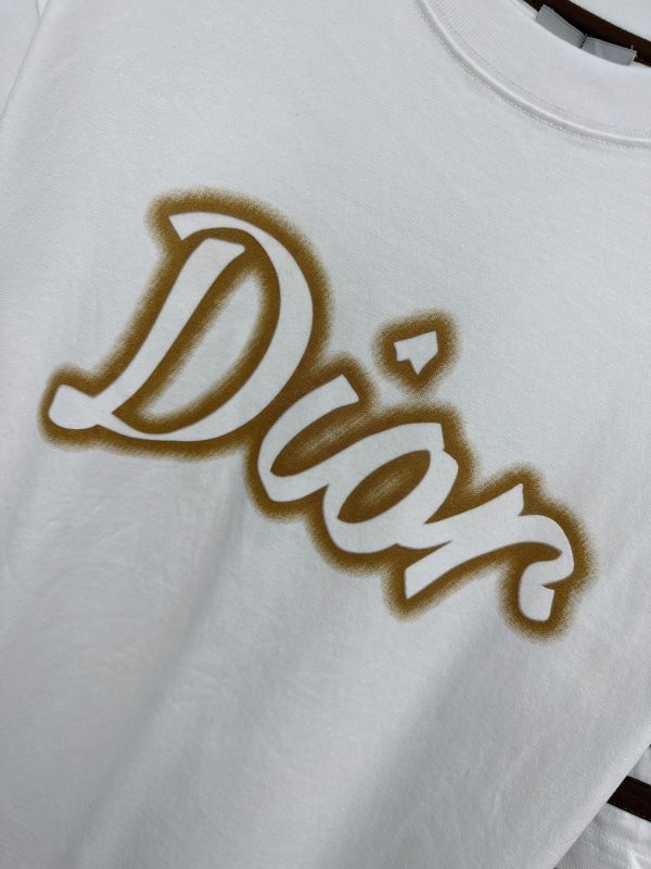 Dior2023 spring and summer new men's and women's same style ? short-sleeved T-shirts, available at counters at the same time! Customized exclusive pure cotton fabric, customized original craft thread, heavy industry letter logo craft design on the chest - Image 7