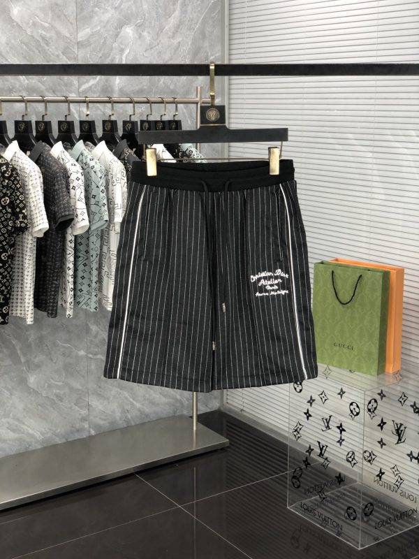 DIOR 2023 summer new casual shorts, the upper body is very comfortable to wear, the trousers are cut in 1:1, the hallowed casual shorts