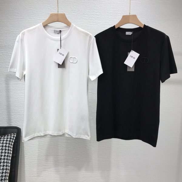 Dior 2023 spring and summer new classic remodeling CD ICON logo short-sleeved T-shirt; this white T-shirt combines elegant temperament and casual style