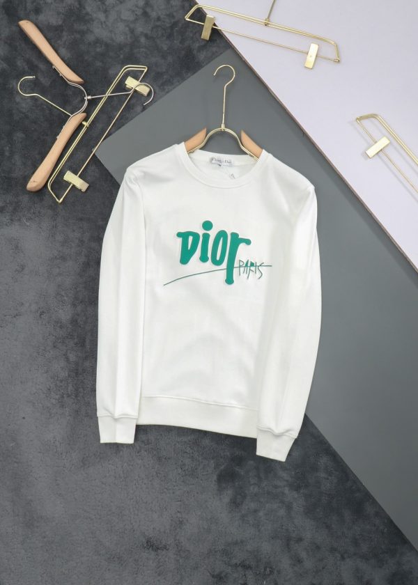The latest DIOR 2022 autumn and winter products are available at counters at the same time. The original order is hard to find. Casual and fashionable round neck sweater