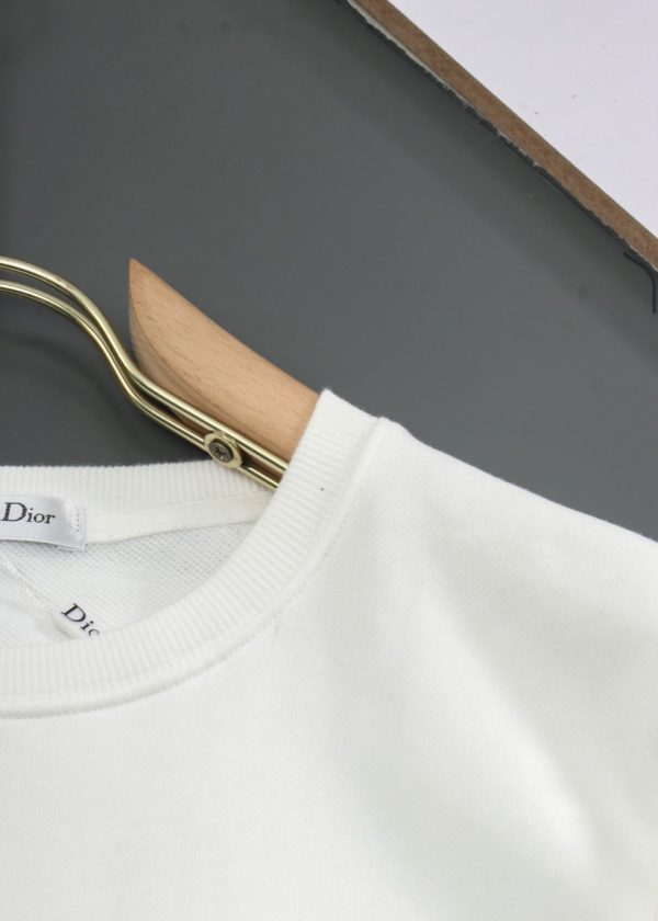 The latest DIOR 2022 autumn and winter products are available at counters at the same time. The original order is hard to find. Casual and fashionable round neck sweater - Image 6