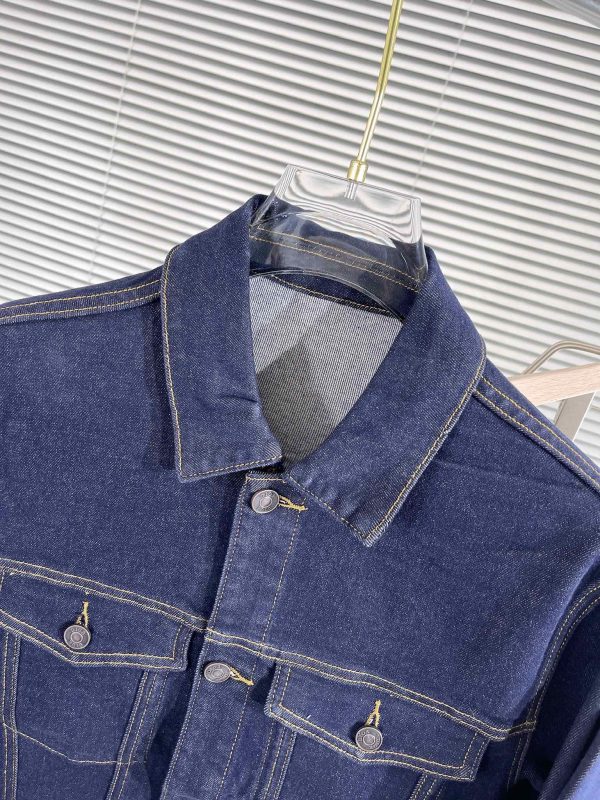 The latest Dior2023SS heavy industry denim jacket shows skin tone on the upper body and is good for daily wear! The high-quality fabrics are integrated with the tailoring design of the body. After the designer's simple embellishment and sublimation design techniques, the iconic trend style captures the hearts of fashionistas. - Image 4