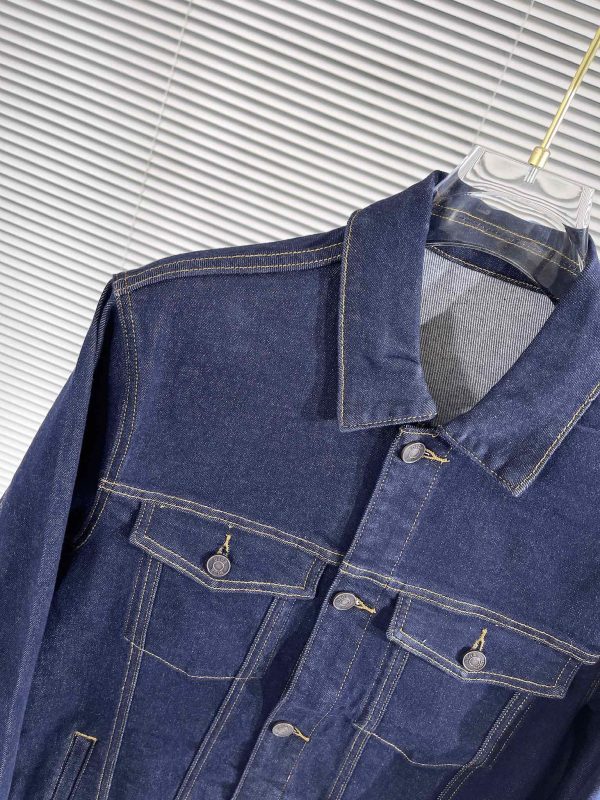 The latest Dior2023SS heavy industry denim jacket shows skin tone on the upper body and is good for daily wear! The high-quality fabrics are integrated with the tailoring design of the body. After the designer's simple embellishment and sublimation design techniques, the iconic trend style captures the hearts of fashionistas. - Image 6