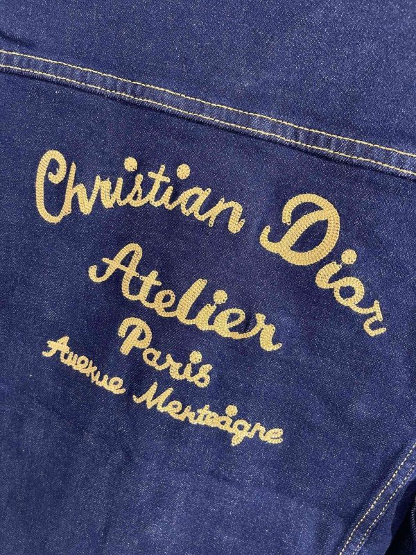 The latest Dior2023SS heavy industry denim jacket shows skin tone on the upper body and is good for daily wear! The high-quality fabrics are integrated with the tailoring design of the body. After the designer's simple embellishment and sublimation design techniques, the iconic trend style captures the hearts of fashionistas. - Image 10