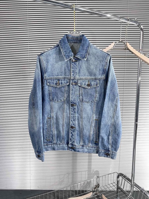 Dior2023SS latest heavy industry denim jacket The upper body reveals the complexion and is suitable for daily use! The high-quality fabrics are integrated with the tailoring design of the body. After the designer's simple embellishment and sublimation design techniques, the iconic trend style captures the hearts of fashionistas.