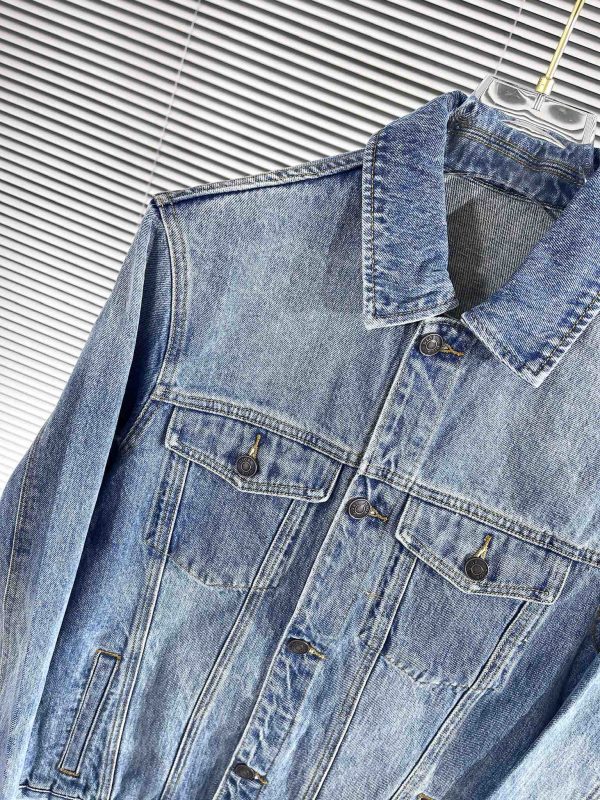 Dior2023SS latest heavy industry denim jacket The upper body reveals the complexion and is suitable for daily use! The high-quality fabrics are integrated with the tailoring design of the body. After the designer's simple embellishment and sublimation design techniques, the iconic trend style captures the hearts of fashionistas. - Image 6