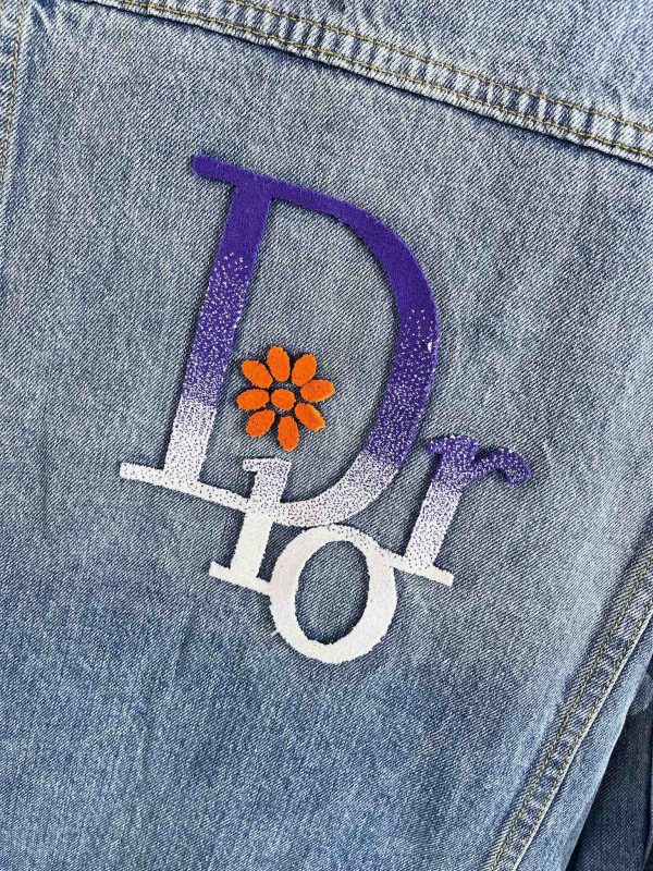 Dior2023SS latest heavy industry denim jacket The upper body reveals the complexion and is suitable for daily use! The high-quality fabrics are integrated with the tailoring design of the body. After the designer's simple embellishment and sublimation design techniques, the iconic trend style captures the hearts of fashionistas. - Image 10