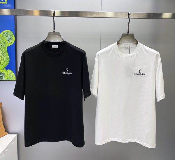 YSL-23S new round neck T. The highest version recommended [proud] same style for men and women! Simple letter shape on the chest. Brand weaving flower inlay technology on the cuffs