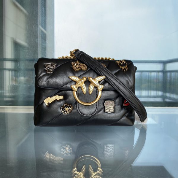 Pinko2022 Spring And Summer New Bag Badge Decoration Sheepskin Puff Bird Bag Swallow Bag 1P22NAY7X7 Black