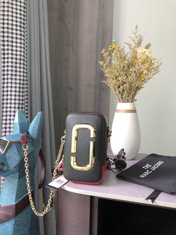 THE Marc Jacobs Vertical Phone Bag Saffiano Leather Black And Red Model M0016765—011