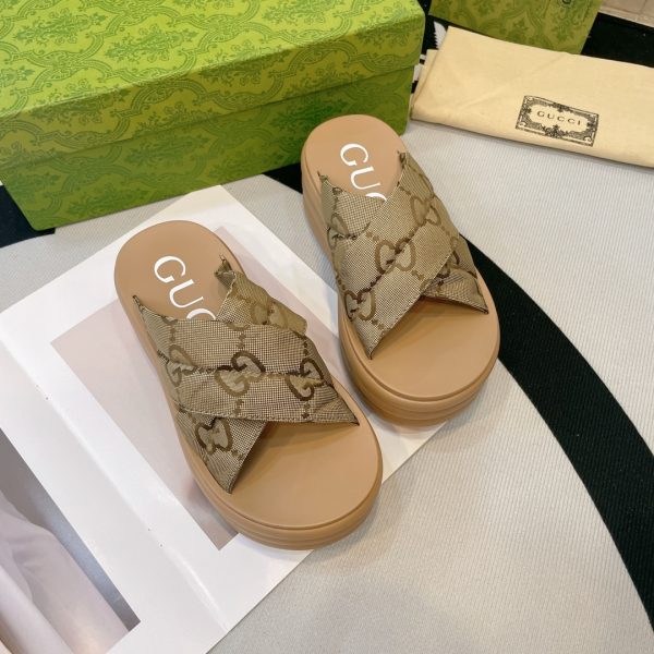 Gucci's latest GG platform slippers D