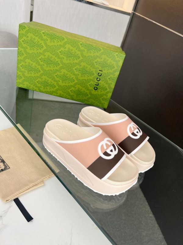 Gucci’s latest spring summer sandal flat-soled slippers collection C