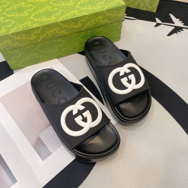 Gucci’s latest spring summer sandal flat-soled slippers collection black