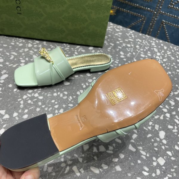 GuccI's new latest flat heel slippers are gold rhinestone snakehead sandals - Image 6