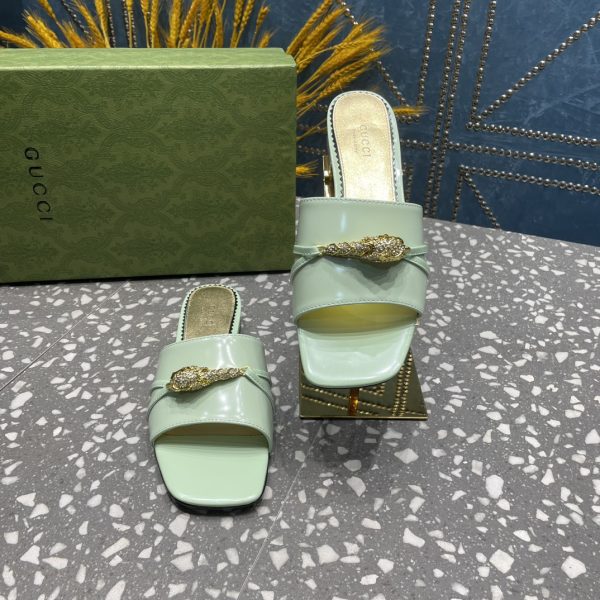 GuccI's new latest flat heel slippers are gold rhinestone snakehead sandals - Image 7