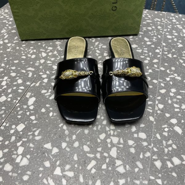 GuccI’s new latest flat heel slippers are gold rhinestone snakehead sandals Black